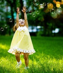 copilaria verde cu baloane