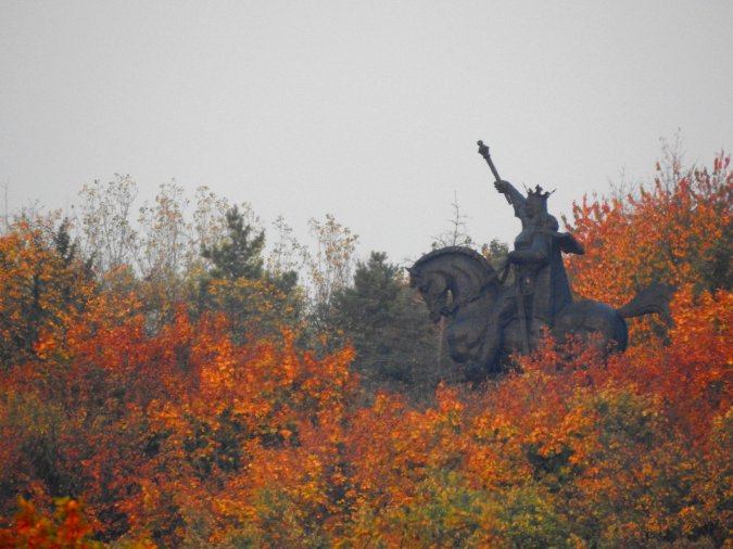 stefan statuie toamna