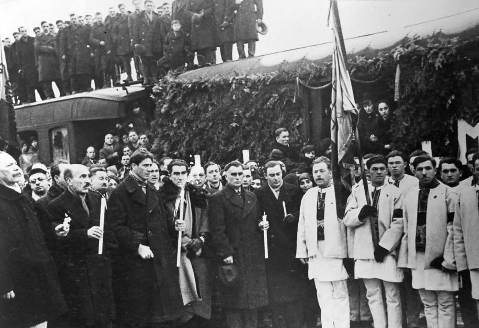 MM Capitanul-Corneliu-Zelea-Codreanu-la-Gara-de-Nord-la-venirea-lui-Mota-si-Marin-Feb-1937-Ziaristi-Online