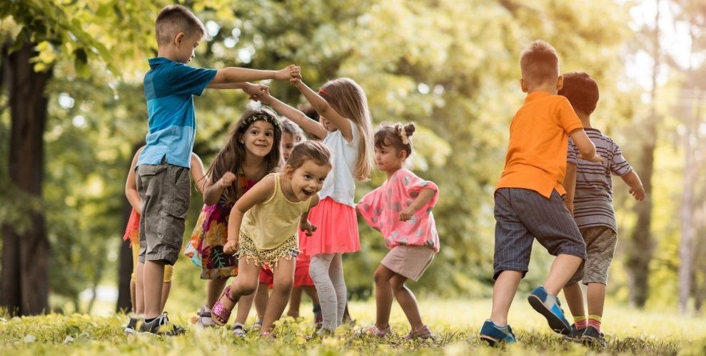 kids-play-outdoors-989x660 - crop